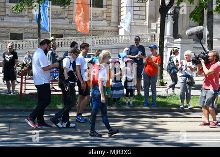 Wien, Österreich, 6. Mai 2018. Die 5 Wings for Life Welt führen wird weltweit am gleichen Tag zur gleichen Zeit. Es ist ein spendenlauf Für diejenigen, die nicht ausführen kann. Alle start Mittel in eine Stiftung für Querschnitt Lähmung. Quelle: Franz Perc/Alamy leben Nachrichten Stockfoto