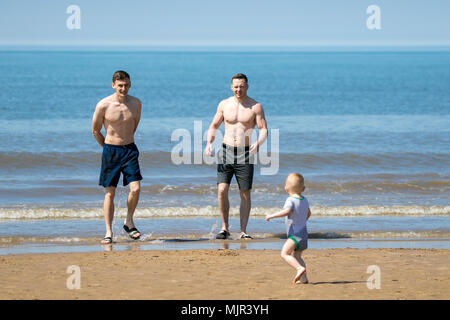 Blackpool, UK, 6. Mai 2018. Urlauber auf Blackpools Strandpromenade. 6. Mai 2018. UK Wetter. Tausende von Touristen und Urlauber steigen auf Blackpool Meer geniessen Sie den Sonnenschein und hohen Temperaturen. Credit: cernan Elias/Alamy leben Nachrichten Stockfoto