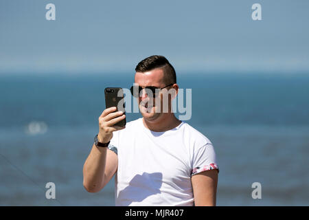 Blackpool, UK, 6. Mai 2018. Urlauber auf Blackpools Strandpromenade. 6. Mai 2018. UK Wetter. Tausende von Touristen und Urlauber steigen auf Blackpool Meer geniessen Sie den Sonnenschein und hohen Temperaturen. Credit: cernan Elias/Alamy leben Nachrichten Stockfoto