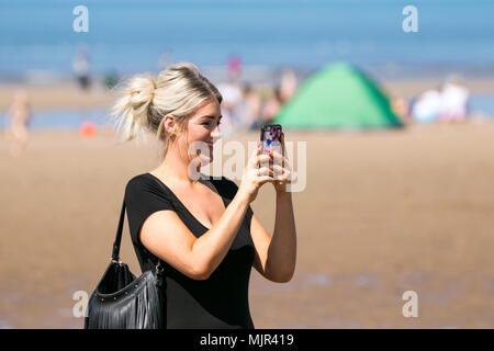 Blackpool, UK, 6. Mai 2018. Urlauber auf Blackpools Strandpromenade. 6. Mai 2018. UK Wetter. Tausende von Touristen und Urlauber steigen auf Blackpool Meer geniessen Sie den Sonnenschein und hohen Temperaturen. Credit: cernan Elias/Alamy leben Nachrichten Stockfoto