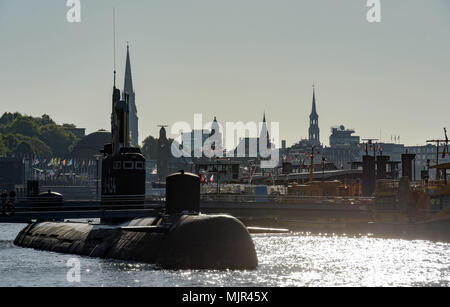 06. Mai 2018, Deutschland, Hamburg: Die Sonne glitzert auf dem Wasser der Elbe im Hamburger Hafen rund um den sowjetischen und russischen Marine U-Boot U-434, die in Hamburg ist als Museum Schiff. Foto: Axel Heimken/dpa Stockfoto