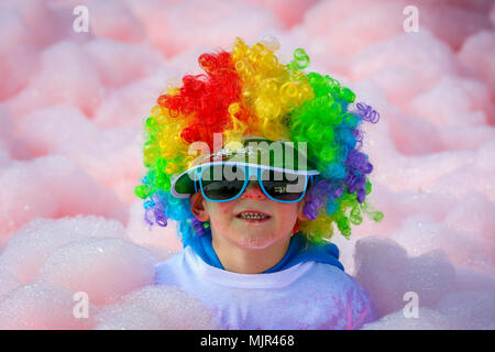 Glasgow, UK, 5. Mai 2018. Mehrere tausend Läufer stellte sich heraus auf einem sonnigen May Bank Holiday Wochenende für der Prinz und die Prinzessin von Wales Hospice jährlichen 'Bubble Rush" über 5 Kilometer durch Bellahouston Park, Glasgow. Das hospiz ist Umzug in neue Räumlichkeiten im Bellahouston Park und Fun Run hofft, Mittel für ihre Umsetzung zu erhöhen. Credit: Findlay/Alamy leben Nachrichten Stockfoto