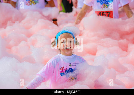 Glasgow, UK, 5. Mai 2018. Mehrere tausend Läufer stellte sich heraus auf einem sonnigen May Bank Holiday Wochenende für der Prinz und die Prinzessin von Wales Hospice jährlichen 'Bubble Rush" über 5 Kilometer durch Bellahouston Park, Glasgow. Das hospiz ist Umzug in neue Räumlichkeiten im Bellahouston Park und Fun Run hofft, Mittel für ihre Umsetzung zu erhöhen. Credit: Findlay/Alamy leben Nachrichten Stockfoto