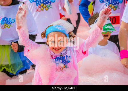 Glasgow, UK, 5. Mai 2018. Mehrere tausend Läufer stellte sich heraus auf einem sonnigen May Bank Holiday Wochenende für der Prinz und die Prinzessin von Wales Hospice jährlichen 'Bubble Rush" über 5 Kilometer durch Bellahouston Park, Glasgow. Das hospiz ist Umzug in neue Räumlichkeiten im Bellahouston Park und Fun Run hofft, Mittel für ihre Umsetzung zu erhöhen. Credit: Findlay/Alamy leben Nachrichten Stockfoto