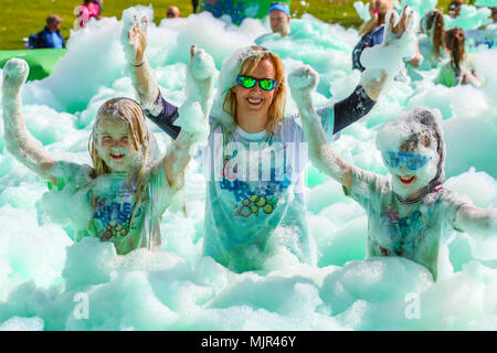 Glasgow, UK, 5. Mai 2018. Mehrere tausend Läufer stellte sich heraus auf einem sonnigen May Bank Holiday Wochenende für der Prinz und die Prinzessin von Wales Hospice jährlichen 'Bubble Rush" über 5 Kilometer durch Bellahouston Park, Glasgow. Das hospiz ist Umzug in neue Räumlichkeiten im Bellahouston Park und Fun Run hofft, Mittel für ihre Umsetzung zu erhöhen. Credit: Findlay/Alamy leben Nachrichten Stockfoto