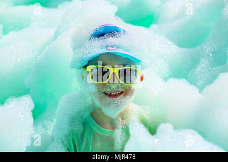 Glasgow, UK, 5. Mai 2018. Mehrere tausend Läufer stellte sich heraus auf einem sonnigen May Bank Holiday Wochenende für der Prinz und die Prinzessin von Wales Hospice jährlichen 'Bubble Rush" über 5 Kilometer durch Bellahouston Park, Glasgow. Das hospiz ist Umzug in neue Räumlichkeiten im Bellahouston Park und Fun Run hofft, Mittel für ihre Umsetzung zu erhöhen. Credit: Findlay/Alamy leben Nachrichten Stockfoto