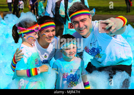 Glasgow, UK, 5. Mai 2018. Mehrere tausend Läufer stellte sich heraus auf einem sonnigen May Bank Holiday Wochenende für der Prinz und die Prinzessin von Wales Hospice jährlichen 'Bubble Rush" über 5 Kilometer durch Bellahouston Park, Glasgow. Das hospiz ist Umzug in neue Räumlichkeiten im Bellahouston Park und Fun Run hofft, Mittel für ihre Umsetzung zu erhöhen. Credit: Findlay/Alamy leben Nachrichten Stockfoto