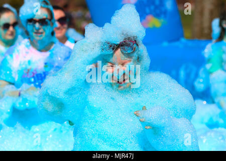 Glasgow, UK, 5. Mai 2018. Mehrere tausend Läufer stellte sich heraus auf einem sonnigen May Bank Holiday Wochenende für der Prinz und die Prinzessin von Wales Hospice jährlichen 'Bubble Rush" über 5 Kilometer durch Bellahouston Park, Glasgow. Das hospiz ist Umzug in neue Räumlichkeiten im Bellahouston Park und Fun Run hofft, Mittel für ihre Umsetzung zu erhöhen. Credit: Findlay/Alamy leben Nachrichten Stockfoto