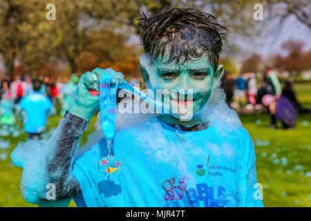 Glasgow, UK, 5. Mai 2018. Mehrere tausend Läufer stellte sich heraus auf einem sonnigen May Bank Holiday Wochenende für der Prinz und die Prinzessin von Wales Hospice jährlichen 'Bubble Rush" über 5 Kilometer durch Bellahouston Park, Glasgow. Das hospiz ist Umzug in neue Räumlichkeiten im Bellahouston Park und Fun Run hofft, Mittel für ihre Umsetzung zu erhöhen. Credit: Findlay/Alamy leben Nachrichten Stockfoto