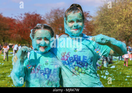 Glasgow, UK, 5. Mai 2018. Mehrere tausend Läufer stellte sich heraus auf einem sonnigen May Bank Holiday Wochenende für der Prinz und die Prinzessin von Wales Hospice jährlichen 'Bubble Rush" über 5 Kilometer durch Bellahouston Park, Glasgow. Das hospiz ist Umzug in neue Räumlichkeiten im Bellahouston Park und Fun Run hofft, Mittel für ihre Umsetzung zu erhöhen. Credit: Findlay/Alamy leben Nachrichten Stockfoto