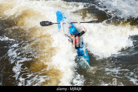 Stockton on Tees, North East England, UK. 6. Mai, 2018. Wetter: Kanuten auf der T-Stücke Barrage International White Water Kurs auf einen herrlichen Sonntag im Nordosten Englands Gutschrift: ALAN DAWSON/Alamy leben Nachrichten Stockfoto