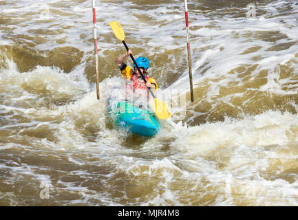 Stockton on Tees, North East England, UK. 6. Mai, 2018. Wetter: Kanuten auf der T-Stücke Barrage International White Water Kurs auf einen herrlichen Sonntag im Nordosten Englands Gutschrift: ALAN DAWSON/Alamy leben Nachrichten Stockfoto