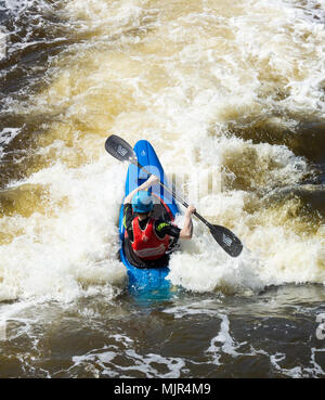 Stockton on Tees, North East England, UK. 6. Mai, 2018. Wetter: Kanuten auf der T-Stücke Barrage International White Water Kurs auf einen herrlichen Sonntag im Nordosten Englands Gutschrift: ALAN DAWSON/Alamy leben Nachrichten Stockfoto