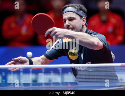 Halmstad, Schweden. 6. Mai, 2018. Timo Boll aus Deutschland gibt den Ball während des Spiels gegen Ma Long von China in der Gruppe der Männer Finale zwischen Team China und Team Deutschland an der Welt 2018 Team Tischtennis Meisterschaften in Halmstad, Schweden, 6. Mai 2018. Credit: Ihr Pingfan/Xinhua/Alamy leben Nachrichten Stockfoto