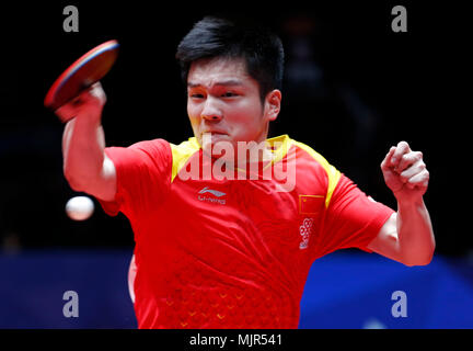 Halmstad, Schweden. 6. Mai, 2018. Ventilator Zhendong von China liefert den Ball während des Spiels gegen Ruwen Filus von Deutschland in der Gruppe der Männer Finale zwischen Team China und Team Deutschland an der Welt 2018 Team Tischtennis Meisterschaften in Halmstad, Schweden, 6. Mai 2018. Credit: Ihr Pingfan/Xinhua/Alamy leben Nachrichten Stockfoto