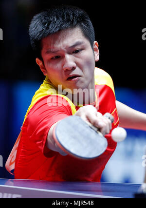 Halmstad, Schweden. 6. Mai, 2018. Ventilator Zhendong von China liefert den Ball während des Spiels gegen Ruwen Filus von Deutschland in der Gruppe der Männer Finale zwischen Team China und Team Deutschland an der Welt 2018 Team Tischtennis Meisterschaften in Halmstad, Schweden, 6. Mai 2018. Credit: Ihr Pingfan/Xinhua/Alamy leben Nachrichten Stockfoto