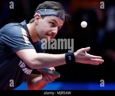 Halmstad, Schweden. 6. Mai, 2018. Timo Boll in Deutschland dient während des Spiels gegen Ma Long von China in der Gruppe der Männer Finale zwischen Team China und Team Deutschland an der Welt 2018 Team Tischtennis Meisterschaften in Halmstad, Schweden, 6. Mai 2018. Credit: Ihr Pingfan/Xinhua/Alamy leben Nachrichten Stockfoto