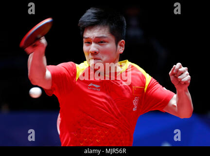 Halmstad, Schweden. 6. Mai, 2018. Ventilator Zhendong von China liefert den Ball während des Spiels gegen Ruwen Filus von Deutschland in der Gruppe der Männer Finale zwischen Team China und Team Deutschland an der Welt 2018 Team Tischtennis Meisterschaften in Halmstad, Schweden, 6. Mai 2018. Credit: Ihr Pingfan/Xinhua/Alamy leben Nachrichten Stockfoto