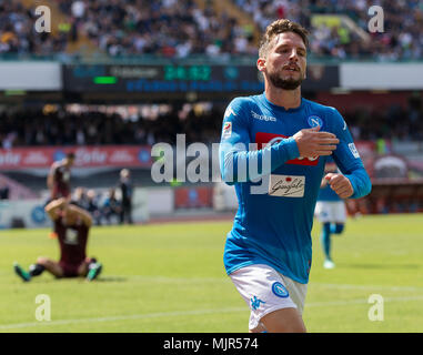 Trocknet Mertens der SSC Neapel feiert nach zählen während der Serie ein Fußballspiel zwischen SSC Neapel und Turin FC im Stadion San Paolo. Stockfoto