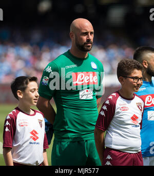 Pepe Reina des SSC Napoli gesehen, bevor die Serie ein Fußballspiel zwischen SSC Neapel und Turin FC im Stadion San Paolo. Stockfoto