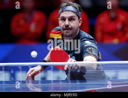 Halmstad, Schweden. 6. Mai, 2018. Timo Boll aus Deutschland gibt den Ball während des Spiels gegen Ma Long von China in der Gruppe der Männer Finale zwischen Team China und Team Deutschland an der Welt 2018 Team Tischtennis Meisterschaften in Halmstad, Schweden, 6. Mai 2018. Credit: Ihr Pingfan/Xinhua/Alamy leben Nachrichten Stockfoto