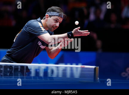Halmstad, Schweden. 6. Mai, 2018. Timo Boll in Deutschland dient während des Spiels gegen Ma Long von China in der Gruppe der Männer Finale zwischen Team China und Team Deutschland an der Welt 2018 Team Tischtennis Meisterschaften in Halmstad, Schweden, 6. Mai 2018. Credit: Ihr Pingfan/Xinhua/Alamy leben Nachrichten Stockfoto