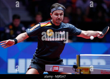 Halmstad, Schweden. 6. Mai, 2018. Timo Boll aus Deutschland gibt den Ball während des Spiels gegen Ma Long von China in der Gruppe der Männer Finale zwischen Team China und Team Deutschland an der Welt 2018 Team Tischtennis Meisterschaften in Halmstad, Schweden, 6. Mai 2018. Credit: Ihr Pingfan/Xinhua/Alamy leben Nachrichten Stockfoto