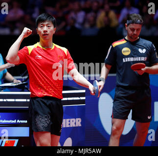 Halmstad, Schweden. 6. Mai, 2018. Ma Long (L) von China feiert während des Spiels gegen Timo Boll in Deutschland in der Gruppe der Männer Finale zwischen Team China und Team Deutschland an der Welt 2018 Team Tischtennis Meisterschaften in Halmstad, Schweden, 6. Mai 2018. Credit: Ihr Pingfan/Xinhua/Alamy leben Nachrichten Stockfoto