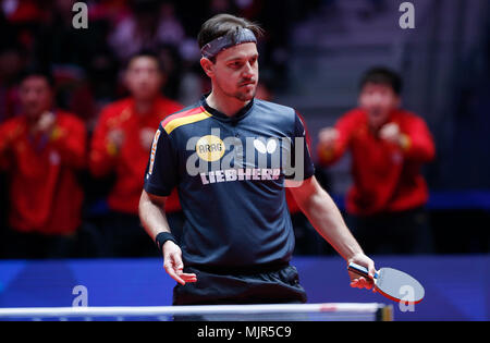 Halmstad, Schweden. 6. Mai, 2018. Timo Boll in Deutschland reagiert während des Spiels gegen Ma Long von China in der Gruppe der Männer Finale zwischen Team China und Team Deutschland an der Welt 2018 Team Tischtennis Meisterschaften in Halmstad, Schweden, 6. Mai 2018. Credit: Ihr Pingfan/Xinhua/Alamy leben Nachrichten Stockfoto