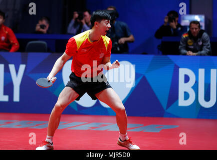 Halmstad, Schweden. 6. Mai, 2018. Ma Lange von China feiert während des Spiels gegen Timo Boll in Deutschland in der Gruppe der Männer Finale zwischen Team China und Team Deutschland an der Welt 2018 Team Tischtennis Meisterschaften in Halmstad, Schweden, 6. Mai 2018. Credit: Ihr Pingfan/Xinhua/Alamy leben Nachrichten Stockfoto