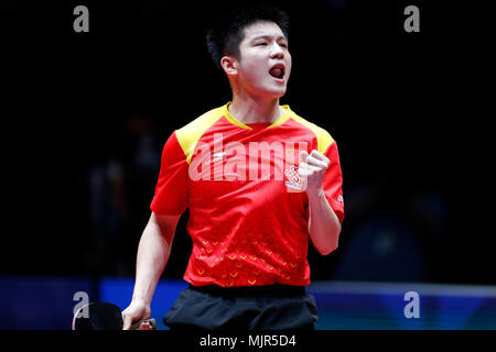 Halmstad, Schweden. 6. Mai, 2018. Ventilator Zhendong von China feiert während des Spiels gegen Ruwen Filus von Deutschland in der Gruppe der Männer Finale zwischen Team China und Team Deutschland an der Welt 2018 Team Tischtennis Meisterschaften in Halmstad, Schweden, 6. Mai 2018. Credit: Ihr Pingfan/Xinhua/Alamy leben Nachrichten Stockfoto