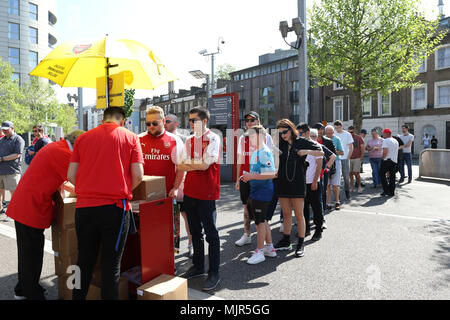 London, UK, 6. Mai 2018. Fans Schlange ein Souvenir Programm außerhalb des Emirates Stadium auf Arsene Wenger zum letzten Spiel von Arsenal kaufen, nach 22 Jahren als Manager, in den Emiraten, in der englischen Premier League Spiel Arsenal v Burnley, London, am 6. Mai 2018. Credit: Paul Marriott/Alamy Live News Credit: Paul Marriott/Alamy leben Nachrichten Stockfoto