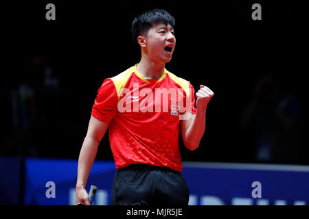 Halmstad, Schweden. 6. Mai, 2018. Ma Lange von China feiert während des Spiels gegen Timo Boll in Deutschland in der Gruppe der Männer Finale zwischen Team China und Team Deutschland an der Welt 2018 Team Tischtennis Meisterschaften in Halmstad, Schweden, 6. Mai 2018. Credit: Ihr Pingfan/Xinhua/Alamy leben Nachrichten Stockfoto