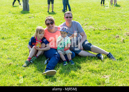 Warrington, UK, 6. Mai 2018. Sonnenschein in Warrington hat Hunderte von Menschen in Victoria Park in Warrington Kredit gebracht: John Hopkins/Alamy leben Nachrichten Stockfoto