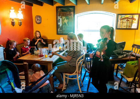 Ardara, County Donegal, Irland. 6. Mai 2018. Menschen aller Altersgruppen durch traditionelle Musik der 'Tasse Tae" Festival, nach dem Titel eines traditionellen irischen Reel genannt. Das Festival ist in der 18. Jahr und hat in der Popularität im Laufe der Jahre gewachsen und zieht Besucher aus der ganzen Welt. "Wir haben Leute aus England, Schottland, Wales, Frankreich, Deutschland und ganz Europa, den USA und aus dem fernen China und Australien", sagte Stephen McCahill der Tasse Tae Festkomitee. Credit: Richard Wayman/Alamy leben Nachrichten Stockfoto