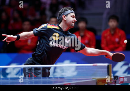 Halmstad, Schweden. 6. Mai, 2018. Timo Boll aus Deutschland gibt den Ball während des Spiels gegen Ma Long von China in der Gruppe der Männer Finale zwischen Team China und Team Deutschland an der Welt 2018 Team Tischtennis Meisterschaften in Halmstad, Schweden, 6. Mai 2018. Credit: Ihr Pingfan/Xinhua/Alamy leben Nachrichten Stockfoto