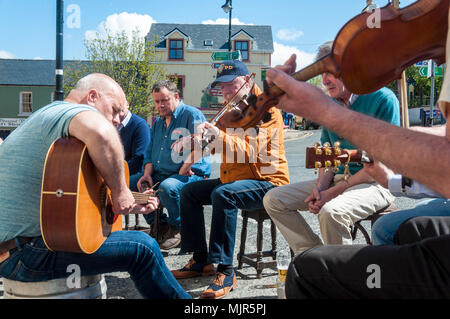 Ardara, County Donegal, Irland. 6. Mai 2018. Menschen aller Altersgruppen durch traditionelle Musik der 'Tasse Tae" Festival, nach dem Titel eines traditionellen irischen Reel genannt. Das Festival ist in der 18. Jahr und hat in der Popularität im Laufe der Jahre gewachsen und zieht Besucher aus der ganzen Welt. "Wir haben Leute aus England, Schottland, Wales, Frankreich, Deutschland und ganz Europa, den USA und aus dem fernen China und Australien", sagte Stephen McCahill der Tasse Tae Festkomitee. Credit: Richard Wayman/Alamy leben Nachrichten Stockfoto