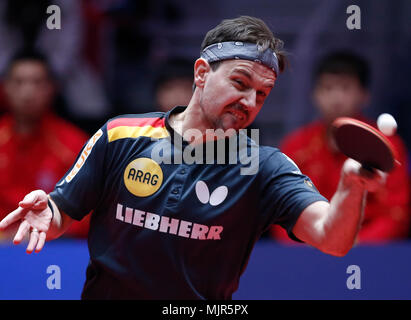 Halmstad, Schweden. 6. Mai, 2018. Timo Boll aus Deutschland gibt den Ball während des Spiels gegen Ma Long von China in der Gruppe der Männer Finale zwischen Team China und Team Deutschland an der Welt 2018 Team Tischtennis Meisterschaften in Halmstad, Schweden, 6. Mai 2018. Credit: Ihr Pingfan/Xinhua/Alamy leben Nachrichten Stockfoto