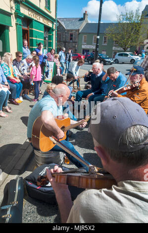 Ardara, County Donegal, Irland. 6. Mai 2018. Menschen aller Altersgruppen durch traditionelle Musik der 'Tasse Tae" Festival, nach dem Titel eines traditionellen irischen Reel genannt. Das Festival ist in der 18. Jahr und hat in der Popularität im Laufe der Jahre gewachsen und zieht Besucher aus der ganzen Welt. "Wir haben Leute aus England, Schottland, Wales, Frankreich, Deutschland und ganz Europa, den USA und aus dem fernen China und Australien", sagte Stephen McCahill der Tasse Tae Festkomitee. Credit: Richard Wayman/Alamy leben Nachrichten Stockfoto