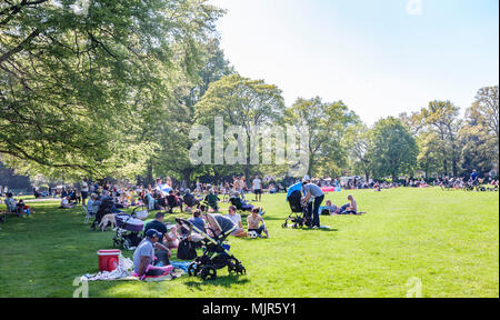 Northampton. Großbritannien 6. Mai 2018. Wetter. Sonnige und helle Tag bringt viele Menschen in Abington Park zu hören, die Band spielte an diesem Nachmittag. Credit: Keith J Smith./Alamy leben Nachrichten Stockfoto