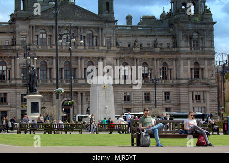 Glasgow, Schottland, Großbritannien 6. Mai. UK Wetter: Sonnig Sommer Wetter schließlich erreicht die Stadt für das Wochenende. Einheimische und Touristen genießen die Sonne in den George Square die bürgerliche Herz der Stadt. Gerard Fähre / alamy Nachrichten Stockfoto