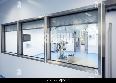 24 April 2018, Berlin, Deutschland: ein Blick durch das Fenster zu einer der fünf Betrieb Hallen, an der Charite, Campus Benjamin Franklin. Nach dem Abschluss der zweiten Bauphase, die Patienten und die Ärzte haben nun Zugang zu insgesamt 10 renovierte Hallen. Wurde in die Bauarbeiten insgesamt 22,2 Millionen Euro investiert. Foto: Gregor Fischer/dpa Stockfoto