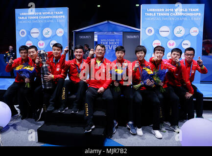 Halmstad, Schweden. 6. Mai, 2018. Die Mitglieder von Team China feiern mit der Trophäe, nachdem er der Gruppe der Männer Finale zwischen Team China und Team Deutschland an der Welt 2018 Team Tischtennis Meisterschaften in Halmstad, Schweden, 6. Mai 2018. Credit: Ihr Pingfan/Xinhua/Alamy leben Nachrichten Stockfoto