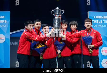 Halmstad, Schweden. 6. Mai, 2018. Spieler und Trainer Liu Guozheng (3 L) von China feiern mit der Trophäe, nachdem er der Gruppe der Männer Finale zwischen Team China und Team Deutschland an der Welt 2018 Team Tischtennis Meisterschaften in Halmstad, Schweden, 6. Mai 2018. Credit: Ihr Pingfan/Xinhua/Alamy leben Nachrichten Stockfoto