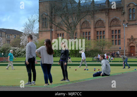 Glasgow, Schottland, Großbritannien 6. Mai. UK Wetter: Sonnig Sommer Wetter schließlich erreicht die Stadt für das Wochenende. Einheimische und Touristen genießen die Sonne im Kelvingrove Park Kelvingrove Lawn Bowls und Tennis Center in der Plüsch West End der Stadt. Gerard Fähre / alamy Nachrichten Stockfoto