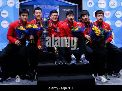 Halmstad, Schweden. 6. Mai, 2018. Spieler und Trainer Liu Guozheng (3 L) von China feiern mit der Trophäe, nachdem er der Gruppe der Männer Finale zwischen Team China und Team Deutschland an der Welt 2018 Team Tischtennis Meisterschaften in Halmstad, Schweden, 6. Mai 2018. Credit: Ihr Pingfan/Xinhua/Alamy leben Nachrichten Stockfoto
