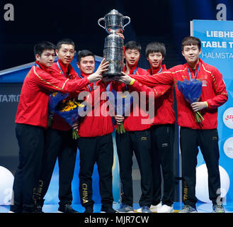 Halmstad, Schweden. 6. Mai, 2018. Spieler und Trainer Liu Guozheng (3 L) von China feiern mit der Trophäe, nachdem er der Gruppe der Männer Finale zwischen Team China und Team Deutschland an der Welt 2018 Team Tischtennis Meisterschaften in Halmstad, Schweden, 6. Mai 2018. Credit: Ihr Pingfan/Xinhua/Alamy leben Nachrichten Stockfoto