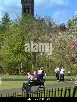 Glasgow, Schottland, Großbritannien 6. Mai. UK Wetter: Sonnig Sommer Wetter schließlich erreicht die Stadt für das Wochenende. Einheimische und Touristen genießen die Sonne im Kelvingrove Park Kelvingrove Lawn Bowls und Tennis Center in der Plüsch West End der Stadt. Gerard Fähre / alamy Nachrichten Stockfoto