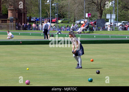 Glasgow, Schottland, Großbritannien 6. Mai. UK Wetter: kleines Mädchen spielen Schalen sonnigen Sommer Wetter schließlich die Stadt für die Bank Holiday Wochenende erreicht. Einheimische und Touristen genießen die Sonne im Kelvingrove Park Kelvingrove Lawn Bowls und Tennis Center in der Plüsch West End der Stadt. Gerard Fähre / alamy Nachrichten Stockfoto