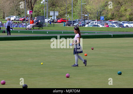 Glasgow, Schottland, Großbritannien 6. Mai. UK Wetter: kleines Mädchen spielen Schalen sonnigen Sommer Wetter schließlich die Stadt für die Bank Holiday Wochenende erreicht. Einheimische und Touristen genießen die Sonne im Kelvingrove Park Kelvingrove Lawn Bowls und Tennis Center in der Plüsch West End der Stadt. Gerard Fähre / alamy Nachrichten Stockfoto